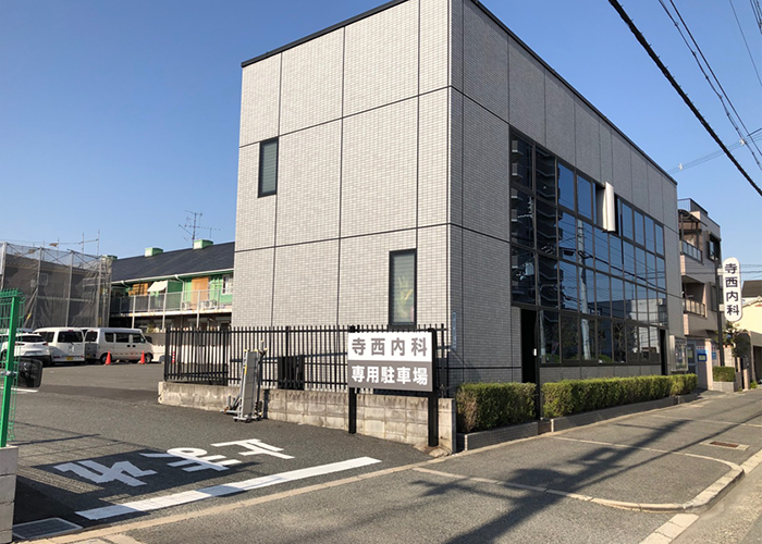 当院の道路面と駐車場への進入路